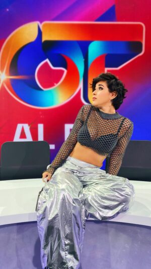 Alejandra Castelló González Instagram - Asi es, más o menos, un dia trabajando en @operaciontriunfo. Ha sido un fantasía ser parte de esta aventura. Faltan las risas, las cenas… pero no soy buena en esto de grabar todo el rato!
.
Por cierto, este contenido no está patrocinado por @redbullesp aunque lo parezca. Ojalá.
.
#ot2023 #operaciontriunfo