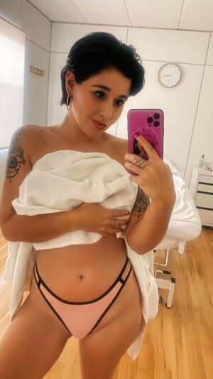 Alejandra Castelló González Instagram - Vamos a ver, que me he hecho un “Molding Body” (una masaje colombiano) y he alucinado.
.
Es un masaje que se hace con las manos, una copa y madera. Sirve, entre otras muchas cosas, para la retención de líquidos, para eliminar grasa y reducir volumen! Yo me lo he hecho en @moldingbody_ y me han parecido estupendos. 
.
Vamos que en la primera sesión, al minuto, ya me he notado el culo más 🍑🍑🍑 y la cintura más 🐝🐝🐝! Que repito fijo, vamos!