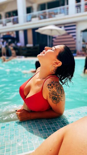 Alejandra Castelló González Instagram - Empieza la época de “tardo mil años en entrar al agua porque esta fría pero luego no quiero salir”.
Alguien más como yo?
.
Y lo demás… pues ella, en la piscina, en el hotel, de concierto, de buena mañana, en el bingo, comiendo espetos, con alergia y con lo que haga falta. 
.
#piscina #verano #amor