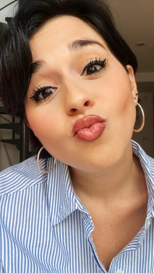 Alejandra Castelló González Instagram - Me pruebo el labial “BOCA PATO 🦆” y pasa esto…