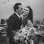 Alejandra Ambrosi Instagram - Feliz aniversario mi trucho 🐟❤️ Qué rápido pasó un año! 💫🌬️ Más amor, más vida juntos 👫🏽 🤍🎶🤍🎶🤍🎶 Estoy contigo otra vez Y entiendo cual es el rumbo Sonrío y vuelvo a creer que puede ser Cuando tú y yo estamos juntos Y ahora que estamos aquí Se ha vuelto todo tan claro Confieso que estando lejos aprendí Que quiero estar a tu lado 🎵🐟🎵🐟🎵🐟 Saben qué canción es?! 🤩