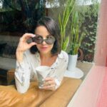 Alejandra Ambrosi Instagram - Días. Reflejos. Instantes. 💫🪞 ¿Cuál es su momento favorito del día?