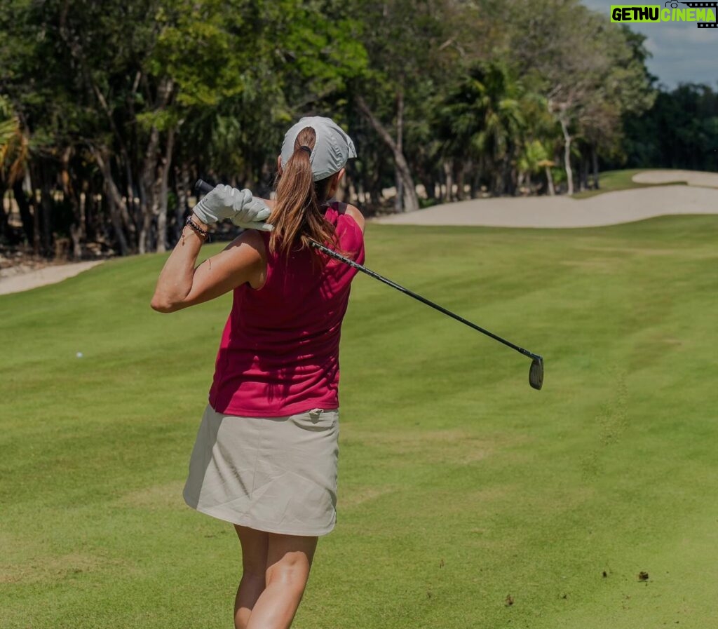 Alejandra Barros Instagram - Gracias a @conradtulumrivieramaya pude disfrutar del increíble campo de golf El Camaleón Golf Course. ¡Un día lleno de magia y golf en la Riviera Maya! La selva envuelve este increíble campo y hace que todo el paisaje sea ESPECTACULAR!!! 😍 Fotos: @damiansuarezphoto #ConradTulumRivieraMaya #ConradTulum #StayInspired #GolfMasteryExperience