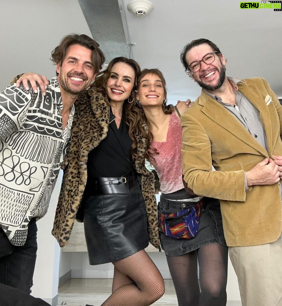 Alejandra Barros Instagram - Fin de semana de @escaperoomobra con @faisirrito @juanmartinj @palyoficial @lamurielhe @efrainberry NOS VEMOS EN EL TEATRO ❤️🎭