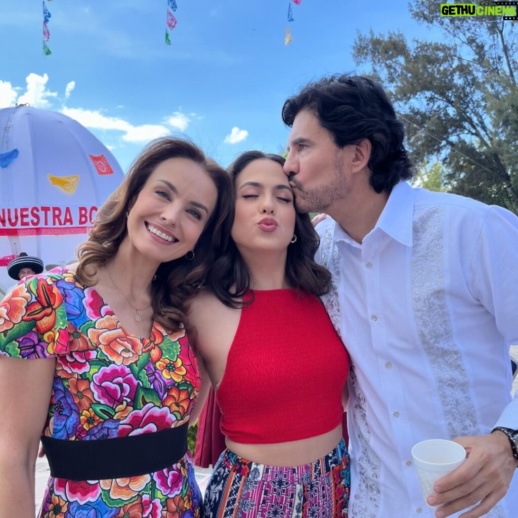 Alejandra Barros Instagram - Nadie como ustedes!!!! Gracias @nadiecomotu.tv @jovenignacito @nachosadaproduccion @televisa y GRACIAS al público que nos siguió todos estos meses!!!! ❤️