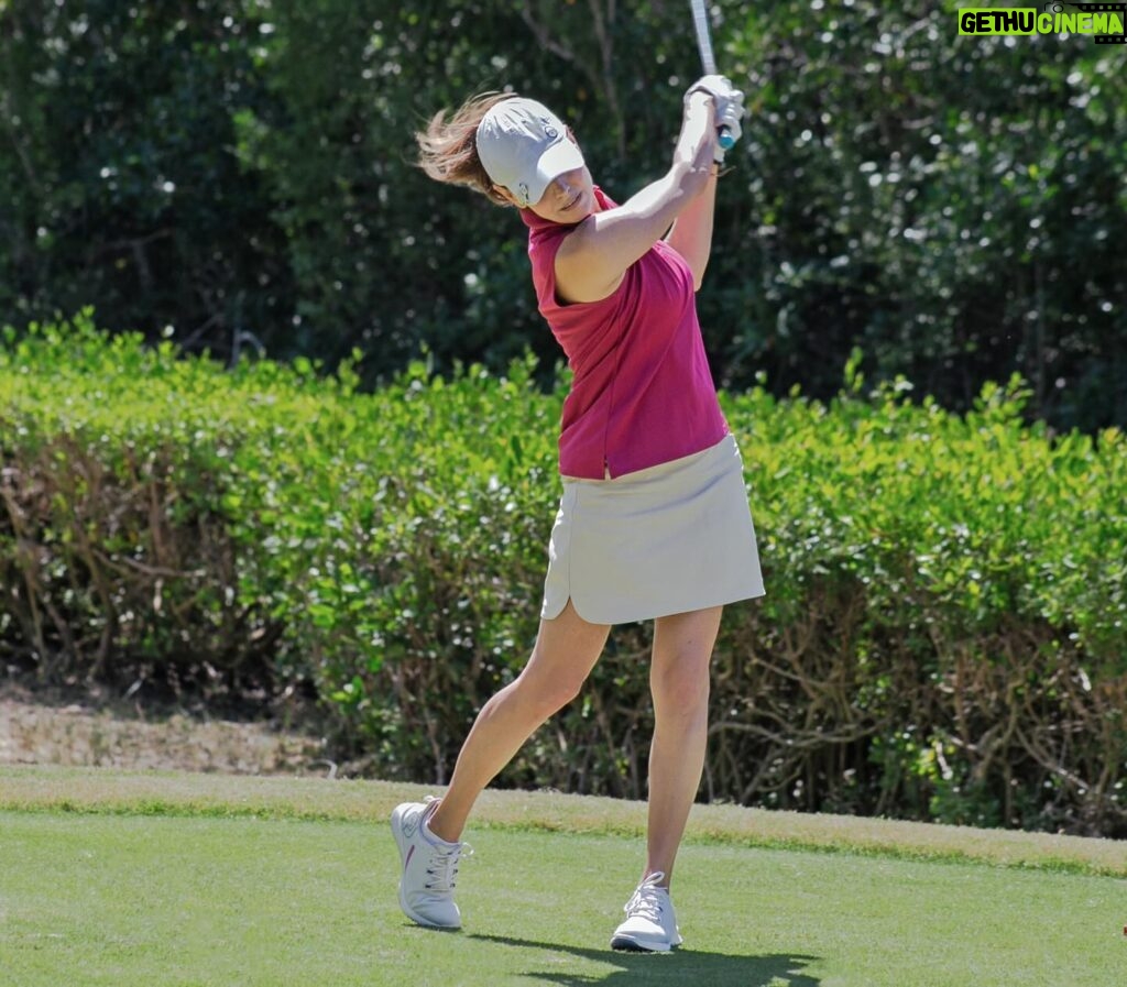 Alejandra Barros Instagram - Gracias a @conradtulumrivieramaya pude disfrutar del increíble campo de golf El Camaleón Golf Course. ¡Un día lleno de magia y golf en la Riviera Maya! La selva envuelve este increíble campo y hace que todo el paisaje sea ESPECTACULAR!!! 😍 Fotos: @damiansuarezphoto #ConradTulumRivieraMaya #ConradTulum #StayInspired #GolfMasteryExperience