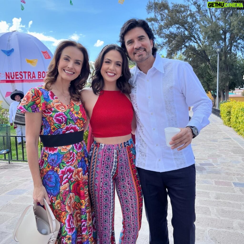 Alejandra Barros Instagram - Nadie como ustedes!!!! Gracias @nadiecomotu.tv @jovenignacito @nachosadaproduccion @televisa y GRACIAS al público que nos siguió todos estos meses!!!! ❤️