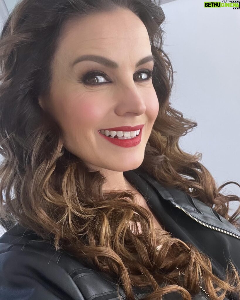 Alejandra Barros Instagram - Nos vemos el 13 de abril MONTERREY!!! Están listos??? #monterrey @atrapadosmex Una comedia imperdible! 😉 1. Ale 3. Vicky