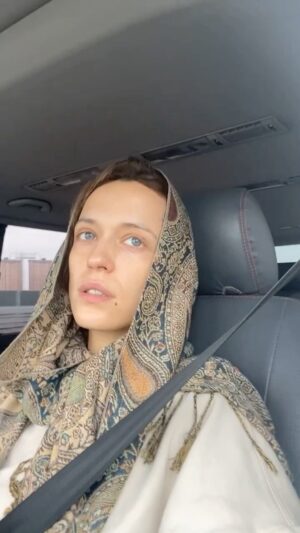 Aleksandra Hamkało Instagram - To ja, dziś, w drodze do pracy. Mająca nadzieję tylko i wyłącznie na to, że z godnością przeżyję ten dzień. Wrzesień 2023 kończy u mnie z orderem najhardkorowszego miesiąca od bardzo, BARDZO dawna. 
A ja kończę z orderem przyznanym przez honorową kapitułę złożoną z @olahamkalo . Za dowiezienie. Za to, że żyję i umiem się jeszcze uśmiechać czasem. Nie pytajcie co się działo. Zacytuję Wam tylko coś co mnie rozbawiło wczoraj wieczorem na stories u koleżanki @wiktoria.wolanska 
DON’T FOLLOW ME. I’M LOST TOO.