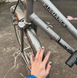 Aleksandra Hamkało Instagram - Ostatnio moje życie nabrało trochę innego rytmu. Trochę ucichłam, mam dużo czasu na spokojny dryf w codzienności. 
Początek roku funduje mi sprawdzian z radzenia sobie z niezrealizowanymi planami i sypiącymi się perspektywami. 
Początek roku uczy mnie Zen. 
Dużo sprzątam, krzątam się po domu, dbam o siebie - mam czas na wizyty u kosmetolog, pazury, eksperymentalne metody pracy z ciałem i rozwijanie nowej zajawki. 
Mam czas żeby uważnie i ze spokojem patrzeć na moje dzieci i na mojego mężczyznę. 
Mam czas ostatnio. 
I wiem, że to luksus, chociaż ten luksus czasem pachnie lękiem. I na ten lęk też patrzę, dzięki temu nie udaje mu się zamienić w panikę. 
To śmieszne, bo pod sam koniec tamtego - intensywnego dosyć - roku przeczytałam książkę „Mój rok relaksu i odpoczynku” i pamiętam moment w którym pomyślałam sobie „cała ta koncepcja jest w sumie suuuuper kusząca”. 
„Uważaj o czym marzysz” myślę sobie teraz i pozdrawiam Was z moich przydługich warsztatów mindfulnessu ;)