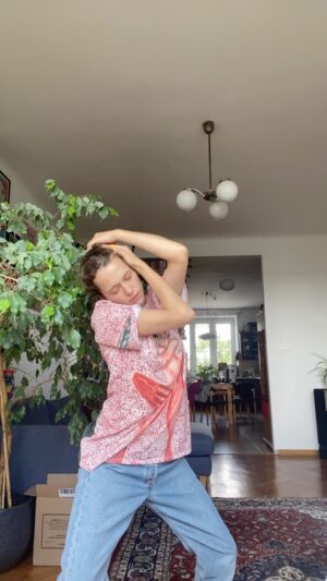 Aleksandra Hamkało Instagram - - Fajny numer, właśnie se przypomniałam
- z rana warto się rozciągnąć
- przeżywanie świata całym ciałem jest o wiele bardziej ekscytujące niż samą głową
- życie jest dziwne i trudne a jak tańczę to ta konstatacja topi się jak lód
- może myślicie sobie, że jestem trochę dziwna, może nawet macie odrobinę racji, ale możecie być pewni, że jestem prawdziwa
