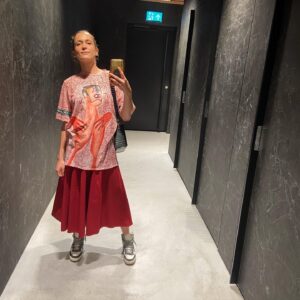 Aleksandra Hamkało Instagram - Przesyłam kontener wdzięczności i miłości wszystkim osobom, które potrafią uśpić moje dzieci i przez wszystkie te lata pozwalały i pozwalają mi raz na jakiś czas wyjść z domu i się niczym nie przejmować. 
Bez Was umarłaby część mnie. 
A tak to żyje i produkuje energię. 
Bo to ta część z agregatem prądotwórczym ;) 
Następnym razem jak będziecie żegnać nas w drzwiach pomyślcie sobie, że jesteście Panem Kleksem, a ja właśnie dostałam od Was piegi!