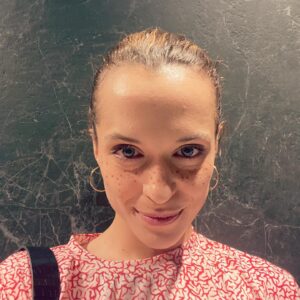 Aleksandra Hamkało Instagram - Przesyłam kontener wdzięczności i miłości wszystkim osobom, które potrafią uśpić moje dzieci i przez wszystkie te lata pozwalały i pozwalają mi raz na jakiś czas wyjść z domu i się niczym nie przejmować. 
Bez Was umarłaby część mnie. 
A tak to żyje i produkuje energię. 
Bo to ta część z agregatem prądotwórczym ;) 
Następnym razem jak będziecie żegnać nas w drzwiach pomyślcie sobie, że jesteście Panem Kleksem, a ja właśnie dostałam od Was piegi!