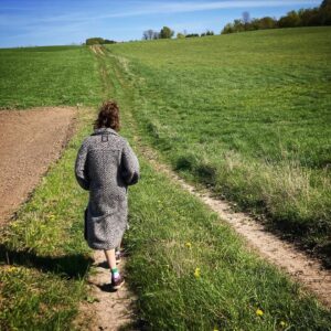Aleksandra Hamkało Instagram - Jutro koniec warsztatów i wszyscy wracamy do naszych własnych mieszkań i żyć. Ja zawsze trochę jakby ktoś mnie wystrzelił z procy.

Joga jest dla mnie przeciwieństwem tego co w świecie destrukcyjne. Uczy mnie pochylać się nad tym co jest moją słabą stroną zamiast wzmacniać to w czym jestem silna. Pokazuje drogę do równowagi - szukania elastyczności w sile i stabilizacji w elastyczności. Uczy mnie pokory, tego jak kompetytywność zamieniać na wiedzę o tym, że każda walka toczy się tylko wewnątrz nas. Pokazuje, że „osiągnąć” można coś tylko na własnej drodze, a nie pokonując innych, a tak w ogóle to lepiej walkę zamienić na pracę. Bo w walce zawsze ktoś wyjdzie potłuczony, a ideą pracy jest założenie, że przynosi ona korzyści i dla pracowdawcy i dla pracownika (który w tym przypadku jest tą samą osobą! Haha!). Może  dlatego mówi się, że jogę się praktykuje a nie ćwiczy?
Kiedy trwam w tej praktyce, wiele rzeczy staje się klarownych. Uczę się nowego języka w nazywaniu świata.
Oddycham głębiej. Jestem bardziej przytomna. Łatwiej odróżniam rzeczy ważne od nieważnych (spojler alert: te pierwsze to miłość i radość, te drugie to nadmiarowy hajs i posiadanie przewagi i/lub racji) a efektem ubocznym jest silne i elastyczne ciało, mobilne biodra i w ogóle wszystko sharp. Win-win situation. 
	
Że niby jak to się dzieje w czasie wiszenia do góry nogami albo robienia w kółko „powitań słońca”? 
Nie wiem. 
Chociaż pewnie jak przeczytam w końcu „Światło Jogi” Iyengara, które dostałam od mojego męża na urodziny, to może się dowiem ale na razie jeszcze nie przeczytałam, to i nie wiem. A i tak się dzieje. 

A tak oprócz tego, to bardzo tęsknię za moją rodziną. To jedyna wada tych naszych wyjazdów. Z drugiej strony - fajnie trochę się stęsknić, nie? Więc może to nie wada?