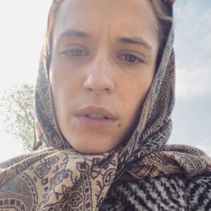 Aleksandra Hamkało Instagram - Jutro koniec warsztatów i wszyscy wracamy do naszych własnych mieszkań i żyć. Ja zawsze trochę jakby ktoś mnie wystrzelił z procy.

Joga jest dla mnie przeciwieństwem tego co w świecie destrukcyjne. Uczy mnie pochylać się nad tym co jest moją słabą stroną zamiast wzmacniać to w czym jestem silna. Pokazuje drogę do równowagi - szukania elastyczności w sile i stabilizacji w elastyczności. Uczy mnie pokory, tego jak kompetytywność zamieniać na wiedzę o tym, że każda walka toczy się tylko wewnątrz nas. Pokazuje, że „osiągnąć” można coś tylko na własnej drodze, a nie pokonując innych, a tak w ogóle to lepiej walkę zamienić na pracę. Bo w walce zawsze ktoś wyjdzie potłuczony, a ideą pracy jest założenie, że przynosi ona korzyści i dla pracowdawcy i dla pracownika (który w tym przypadku jest tą samą osobą! Haha!). Może  dlatego mówi się, że jogę się praktykuje a nie ćwiczy?
Kiedy trwam w tej praktyce, wiele rzeczy staje się klarownych. Uczę się nowego języka w nazywaniu świata.
Oddycham głębiej. Jestem bardziej przytomna. Łatwiej odróżniam rzeczy ważne od nieważnych (spojler alert: te pierwsze to miłość i radość, te drugie to nadmiarowy hajs i posiadanie przewagi i/lub racji) a efektem ubocznym jest silne i elastyczne ciało, mobilne biodra i w ogóle wszystko sharp. Win-win situation. 
	
Że niby jak to się dzieje w czasie wiszenia do góry nogami albo robienia w kółko „powitań słońca”? 
Nie wiem. 
Chociaż pewnie jak przeczytam w końcu „Światło Jogi” Iyengara, które dostałam od mojego męża na urodziny, to może się dowiem ale na razie jeszcze nie przeczytałam, to i nie wiem. A i tak się dzieje. 

A tak oprócz tego, to bardzo tęsknię za moją rodziną. To jedyna wada tych naszych wyjazdów. Z drugiej strony - fajnie trochę się stęsknić, nie? Więc może to nie wada?