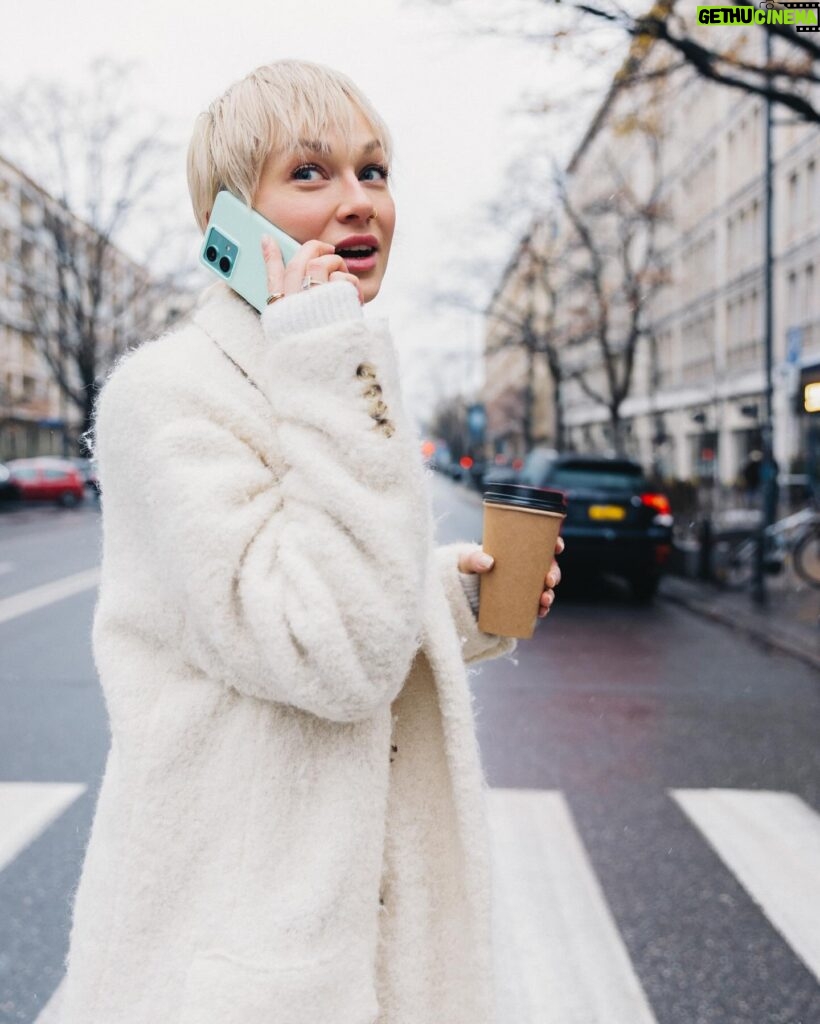 Aleksandra Adamska Instagram - Czy wy też tak macie, że przed chwilą skończyły się wakacje 🌴a już płaszcz, gorąca kawka w łapkę i świąteczne piosenki w radio? 🎅🏼 Kiedy to zleciało? 🙈 📸 @lukaszdziewic @motorolapolska #reklama #odkryjoceanmożliwości