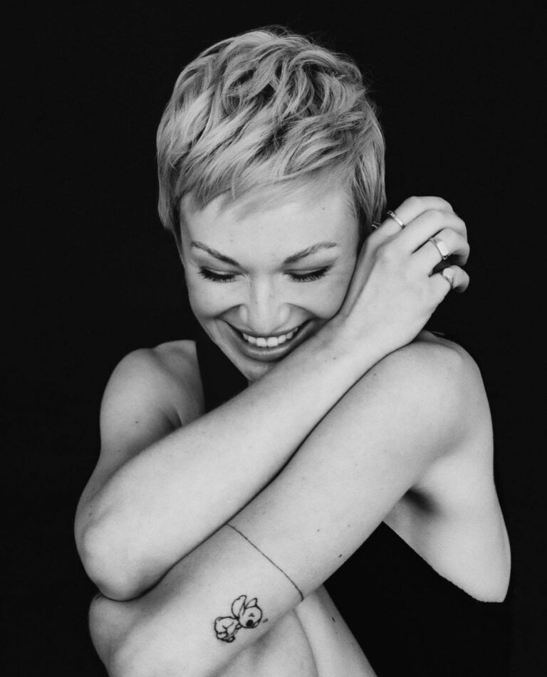 Aleksandra Adamska Instagram - Uwielbiam to zdjęcie 🤍 Fot. @weronika_lawniczak Make up @karbowiak_mua Hair @jstechbart Dress @maciej_zien Sesja dla @zwierciadlo_miesiecznik Kto nie czytał zapraszam do lektury grudniowego numeru 🖤 #smile #blackandwhite #photo #stitch #tattoo #picoftheday #actress #adamska