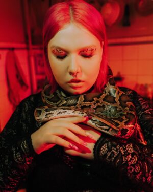 Alena Shvidenkova Instagram - С подружкой 🐍 

Вы как вообще?)
