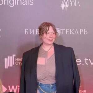 Alena Shvidenkova Instagram - Ой сладуси, совсем забыла..) 

Я ж на премьере была 🥹
« Библиотекарь».

Что хочется сказать? Если вы фанат фэнтези, Никиты Ефремова и зрелищности, то я думаю обязательно стоит присмотреться)Каждый обязательно найдет, что-то свое! 
Выкладываю поздно, как обычно , так что уже все серии есть на @itsmore.tv 
Поэтому, если что, вот вам наводочка)

В добавок фотокарточки, какой был чудный вечер)
Кино, друзья и вкусная еда 🤍🥰
Цалую💋