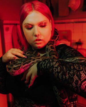 Alena Shvidenkova Instagram - С подружкой 🐍 

Вы как вообще?)