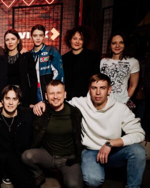 Alena Shvidenkova Instagram - Как всегда с опозданием🥵

Хороший вечер, родные люди, конец чего-то большего и маленькое начало ❤️‍🩹

Всех БЛАГОДАРЮ🙏🏻💋

Глазами 📸: @ugolphoto