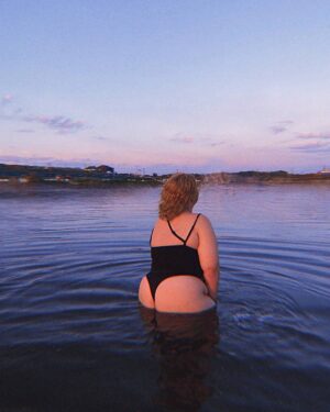 Alena Shvidenkova Instagram - Открыла купальный сезон🌊

И первое жопофото 🤡