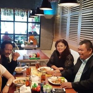 Alenta S. Hombing Instagram - Keluarga yg paling bermakna adalah bs menciptakan tawa walau se sederhana mungkin😇🙏 Mauliate Godang Tulangku (Abangnya Mama)Happy Monday