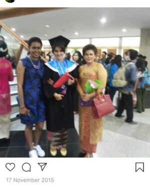 Alenta S. Hombing Instagram - Postingan lama ini ak ubah caption nya karna melihat mba @najwashihab mengapresiasikan #wisudaldr2020 jd haru teringat perjuangan meraih pendidikan Master Hukum,Keluargaku jauh dr kata cukup sehingga ak hrs bekerja dari SMA membantu mama yg hanya tamatan SMA utk Hidup tdk hanya sekedar Hidup, dan memperbaiki strata sosial yg penuh underestimate Dulu sempat berpikir Wisuda tdk bgitu penting yg lebih benar bgaimana pengaplikasian ilmu dlm kehidupan sehari2, sambil Syuting pagi ke pagi dan Kuliah, tdk pernah bergaul, bahkan Tiap UTS di jam 23.00 wib, saat pikiran dan tubuh sdh sulit sinkronized hrs stres mkirin ijin syuting ke sutradara karna gaenak dgn pemain lain, mengingat Kelas pekerja hanya Jumat&Sabtu, lalu typhoid menyelesaikan kontrak yg ada dan tdk perpanjang, belum lg Dosen pembimbing saat Thesis tdk semuanya mudah utk ditemui😭 dan pengerjaan thesis yg hrs revisi brp kali kadang hrs menyesuaikan mood Dosen Pembimbing, akhirnya #wisuda🎓 25 Y/O, 2nd degree 2011-2014 Law Major ( Focus UU No.24 thn 2003, Impeachment ) Christian Indonesian University (UKI) ini jawaban saya bagi yg sering bertanya kenapa belum menikah, kenapa sekarang jelek, kenapa gendut, kenapa dan kenapa mari kita golong persatuan agar timbul pemikiran bagaimana segera menikah, bagaimana tdk jelek, bagaimana proporsional lagi dan Sampaikan secara Santun karena itu ciri khas Budaya Masyarakat Indonesia🇮🇩Be a Solver not a Griper, dari sana akan terlihat tingkat intelektualitas msg2, “It is only imperfection that complains of what is imperfect. The more perfect we are the more gentle and quiet we become towards the defects of others.” — Joseph Addison, Ternyata #wisuda ada pentingnya sbg reminder dlm hidup agar tdk mudah jatuh ke Kehidupan yg slh, buat tmn2 yg #wisuda ldr 2020 semangat yah, tiada tantangan yg melebihi kekuatanmu❤️🇮🇩 💪😎 Otot Wanita ada pada Hati dan Kepalanya, mari ngotot2an dg Adab dan Ilmu.. #universitaskristenindonesia #universitaskristenindonesiatoraja