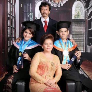 Alenta S. Hombing Instagram - Postingan lama ini ak ubah caption nya karna melihat mba @najwashihab mengapresiasikan #wisudaldr2020 jd haru teringat perjuangan meraih pendidikan Master Hukum,Keluargaku jauh dr kata cukup sehingga ak hrs bekerja dari SMA membantu mama yg hanya tamatan SMA utk Hidup tdk hanya sekedar Hidup, dan memperbaiki strata sosial yg penuh underestimate Dulu sempat berpikir Wisuda tdk bgitu penting yg lebih benar bgaimana pengaplikasian ilmu dlm kehidupan sehari2, sambil Syuting pagi ke pagi dan Kuliah, tdk pernah bergaul, bahkan Tiap UTS di jam 23.00 wib, saat pikiran dan tubuh sdh sulit sinkronized hrs stres mkirin ijin syuting ke sutradara karna gaenak dgn pemain lain, mengingat Kelas pekerja hanya Jumat&Sabtu, lalu typhoid menyelesaikan kontrak yg ada dan tdk perpanjang, belum lg Dosen pembimbing saat Thesis tdk semuanya mudah utk ditemui😭 dan pengerjaan thesis yg hrs revisi brp kali kadang hrs menyesuaikan mood Dosen Pembimbing, akhirnya #wisuda🎓 25 Y/O, 2nd degree 2011-2014 Law Major ( Focus UU No.24 thn 2003, Impeachment ) Christian Indonesian University (UKI) ini jawaban saya bagi yg sering bertanya kenapa belum menikah, kenapa sekarang jelek, kenapa gendut, kenapa dan kenapa mari kita golong persatuan agar timbul pemikiran bagaimana segera menikah, bagaimana tdk jelek, bagaimana proporsional lagi dan Sampaikan secara Santun karena itu ciri khas Budaya Masyarakat Indonesia🇮🇩Be a Solver not a Griper, dari sana akan terlihat tingkat intelektualitas msg2, “It is only imperfection that complains of what is imperfect. The more perfect we are the more gentle and quiet we become towards the defects of others.” — Joseph Addison, Ternyata #wisuda ada pentingnya sbg reminder dlm hidup agar tdk mudah jatuh ke Kehidupan yg slh, buat tmn2 yg #wisuda ldr 2020 semangat yah, tiada tantangan yg melebihi kekuatanmu❤️🇮🇩 💪😎 Otot Wanita ada pada Hati dan Kepalanya, mari ngotot2an dg Adab dan Ilmu.. #universitaskristenindonesia #universitaskristenindonesiatoraja