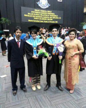 Alenta S. Hombing Instagram - Postingan lama ini ak ubah caption nya karna melihat mba @najwashihab mengapresiasikan #wisudaldr2020 jd haru teringat perjuangan meraih pendidikan Master Hukum,Keluargaku jauh dr kata cukup sehingga ak hrs bekerja dari SMA membantu mama yg hanya tamatan SMA utk Hidup tdk hanya sekedar Hidup, dan memperbaiki strata sosial yg penuh underestimate Dulu sempat berpikir Wisuda tdk bgitu penting yg lebih benar bgaimana pengaplikasian ilmu dlm kehidupan sehari2, sambil Syuting pagi ke pagi dan Kuliah, tdk pernah bergaul, bahkan Tiap UTS di jam 23.00 wib, saat pikiran dan tubuh sdh sulit sinkronized hrs stres mkirin ijin syuting ke sutradara karna gaenak dgn pemain lain, mengingat Kelas pekerja hanya Jumat&Sabtu, lalu typhoid menyelesaikan kontrak yg ada dan tdk perpanjang, belum lg Dosen pembimbing saat Thesis tdk semuanya mudah utk ditemui😭 dan pengerjaan thesis yg hrs revisi brp kali kadang hrs menyesuaikan mood Dosen Pembimbing, akhirnya #wisuda🎓 25 Y/O, 2nd degree 2011-2014 Law Major ( Focus UU No.24 thn 2003, Impeachment ) Christian Indonesian University (UKI) ini jawaban saya bagi yg sering bertanya kenapa belum menikah, kenapa sekarang jelek, kenapa gendut, kenapa dan kenapa mari kita golong persatuan agar timbul pemikiran bagaimana segera menikah, bagaimana tdk jelek, bagaimana proporsional lagi dan Sampaikan secara Santun karena itu ciri khas Budaya Masyarakat Indonesia🇮🇩Be a Solver not a Griper, dari sana akan terlihat tingkat intelektualitas msg2, “It is only imperfection that complains of what is imperfect. The more perfect we are the more gentle and quiet we become towards the defects of others.” — Joseph Addison, Ternyata #wisuda ada pentingnya sbg reminder dlm hidup agar tdk mudah jatuh ke Kehidupan yg slh, buat tmn2 yg #wisuda ldr 2020 semangat yah, tiada tantangan yg melebihi kekuatanmu❤️🇮🇩 💪😎 Otot Wanita ada pada Hati dan Kepalanya, mari ngotot2an dg Adab dan Ilmu.. #universitaskristenindonesia #universitaskristenindonesiatoraja