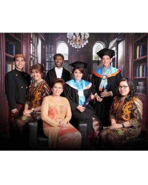 Alenta S. Hombing Instagram - Postingan lama ini ak ubah caption nya karna melihat mba @najwashihab mengapresiasikan #wisudaldr2020 jd haru teringat perjuangan meraih pendidikan Master Hukum,Keluargaku jauh dr kata cukup sehingga ak hrs bekerja dari SMA membantu mama yg hanya tamatan SMA utk Hidup tdk hanya sekedar Hidup, dan memperbaiki strata sosial yg penuh underestimate Dulu sempat berpikir Wisuda tdk bgitu penting yg lebih benar bgaimana pengaplikasian ilmu dlm kehidupan sehari2, sambil Syuting pagi ke pagi dan Kuliah, tdk pernah bergaul, bahkan Tiap UTS di jam 23.00 wib, saat pikiran dan tubuh sdh sulit sinkronized hrs stres mkirin ijin syuting ke sutradara karna gaenak dgn pemain lain, mengingat Kelas pekerja hanya Jumat&Sabtu, lalu typhoid menyelesaikan kontrak yg ada dan tdk perpanjang, belum lg Dosen pembimbing saat Thesis tdk semuanya mudah utk ditemui😭 dan pengerjaan thesis yg hrs revisi brp kali kadang hrs menyesuaikan mood Dosen Pembimbing, akhirnya #wisuda🎓 25 Y/O, 2nd degree 2011-2014 Law Major ( Focus UU No.24 thn 2003, Impeachment ) Christian Indonesian University (UKI) ini jawaban saya bagi yg sering bertanya kenapa belum menikah, kenapa sekarang jelek, kenapa gendut, kenapa dan kenapa mari kita golong persatuan agar timbul pemikiran bagaimana segera menikah, bagaimana tdk jelek, bagaimana proporsional lagi dan Sampaikan secara Santun karena itu ciri khas Budaya Masyarakat Indonesia🇮🇩Be a Solver not a Griper, dari sana akan terlihat tingkat intelektualitas msg2, “It is only imperfection that complains of what is imperfect. The more perfect we are the more gentle and quiet we become towards the defects of others.” — Joseph Addison, Ternyata #wisuda ada pentingnya sbg reminder dlm hidup agar tdk mudah jatuh ke Kehidupan yg slh, buat tmn2 yg #wisuda ldr 2020 semangat yah, tiada tantangan yg melebihi kekuatanmu❤️🇮🇩 💪😎 Otot Wanita ada pada Hati dan Kepalanya, mari ngotot2an dg Adab dan Ilmu.. #universitaskristenindonesia #universitaskristenindonesiatoraja