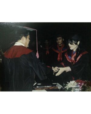 Alenta S. Hombing Instagram - 1st degree 2007-2010, Law Major ( Focus UU No.23 thn 2002 ttg Perlindungan Anak) Krisnadwipayana University..mnurut persepsiku mrasa tdk perlu memperlihatkan poto ini karena blm jd apa2, tp mjd motivasi bagi yg sdg meraih pendidikan dmn pun berada tdk perlu menunggu jd apa2, ini jawaban utk berbagai pertanyaan di DM agar kalian terus belajar tanpa henti🙏, dimana ak bekerja bantu perekonomian mama yg hanya tamatan SMA dan ak hrs banting tulang dr kls 1 SMA, rela menanggalkan waktu bersosialisasi/pergaulan dg teman2, syuting pagi ke pagi untuk Hidup yg tdk hanya sekedar Hidup, memperbaiki Strata Sosial yg penuh dg #underestimate, disini ak harus UTS/UAS pd jam yg bkn sewajarnya Otak&Tubuh sinkronized, blm lagi memikirkan alasan ijin pd sutradara krna tdk enak perasaan dg pemain lain, bolak balik DBD karna Striping, dan pengerjaan skripsi yg amat sangat menyita waktu istirahatku, disini aku slalu dpt motivasi dr Rektor bernama Lodwijk Gultom( aku bingung mengucap namanya🙈) terimakasih Pak😇🙏🏻 postingan lama ini tergugah ak beri hastag krna suka dg aura positif @najwashihab #wisuda🎓  #wisudaonline #sidangskripsi  #sidangonline #sidangskripsi2019 #universitaskrisnadwipayana #wisudaldr2020 Semangat Berjuang didunia nyata after Wisuda ❤️🇮🇩 Otot Wanita terletak pada Hati dan Otak so, mari ngotot2an dg Adab & Ilmu 🙏😇