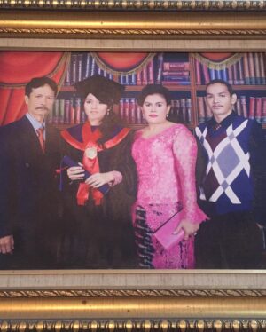 Alenta S. Hombing Instagram - 1st degree 2007-2010, Law Major ( Focus UU No.23 thn 2002 ttg Perlindungan Anak) Krisnadwipayana University..mnurut persepsiku mrasa tdk perlu memperlihatkan poto ini karena blm jd apa2, tp mjd motivasi bagi yg sdg meraih pendidikan dmn pun berada tdk perlu menunggu jd apa2, ini jawaban utk berbagai pertanyaan di DM agar kalian terus belajar tanpa henti🙏, dimana ak bekerja bantu perekonomian mama yg hanya tamatan SMA dan ak hrs banting tulang dr kls 1 SMA, rela menanggalkan waktu bersosialisasi/pergaulan dg teman2, syuting pagi ke pagi untuk Hidup yg tdk hanya sekedar Hidup, memperbaiki Strata Sosial yg penuh dg #underestimate, disini ak harus UTS/UAS pd jam yg bkn sewajarnya Otak&Tubuh sinkronized, blm lagi memikirkan alasan ijin pd sutradara krna tdk enak perasaan dg pemain lain, bolak balik DBD karna Striping, dan pengerjaan skripsi yg amat sangat menyita waktu istirahatku, disini aku slalu dpt motivasi dr Rektor bernama Lodwijk Gultom( aku bingung mengucap namanya🙈) terimakasih Pak😇🙏🏻 postingan lama ini tergugah ak beri hastag krna suka dg aura positif @najwashihab #wisuda🎓  #wisudaonline #sidangskripsi  #sidangonline #sidangskripsi2019 #universitaskrisnadwipayana #wisudaldr2020 Semangat Berjuang didunia nyata after Wisuda ❤️🇮🇩 Otot Wanita terletak pada Hati dan Otak so, mari ngotot2an dg Adab & Ilmu 🙏😇