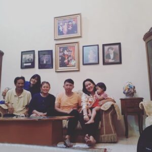 Alenta S. Hombing Instagram - Di dunia ini tiada yang lebih nikmat dari Mengucap syukur dapat berkumpul dan menghabiskan waktu istirahat dg keluarga..💜💜💜💜💜💜💜💜Happy Sunday