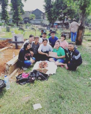 Alenta S. Hombing Instagram - @Mery’s Sidabutar Cemetery (MamaTua aka Kakaknya mama) acara adat mangongkal holi (okkal holi) yaitu memindahkan tulang belulangnya yg sudah berumur 30th kurleb dan dbungkus kain ulos ciri khas batak ke samping makam tulang rusuknya papatua yg terletak di sumatera utara dan dipesta kan disana..penuh perjuangan walau penuh keterbatasan salut utk kaka dan abang save flight..😇😇penuh berkat