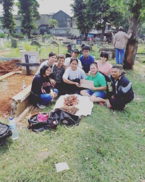 Alenta S. Hombing Instagram - @Mery’s Sidabutar Cemetery (MamaTua aka Kakaknya mama) acara adat mangongkal holi (okkal holi) yaitu memindahkan tulang belulangnya yg sudah berumur 30th kurleb dan dbungkus kain ulos ciri khas batak ke samping makam tulang rusuknya papatua yg terletak di sumatera utara dan dipesta kan disana..penuh perjuangan walau penuh keterbatasan salut utk kaka dan abang save flight..😇😇penuh berkat