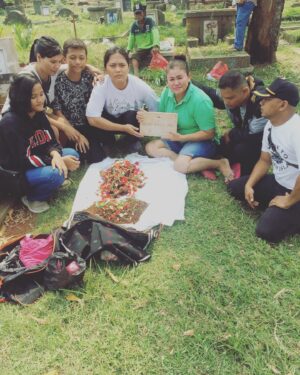 Alenta S. Hombing Instagram - @Mery’s Sidabutar Cemetery (MamaTua aka Kakaknya mama) acara adat mangongkal holi (okkal holi) yaitu memindahkan tulang belulangnya yg sudah berumur 30th kurleb dan dbungkus kain ulos ciri khas batak ke samping makam tulang rusuknya papatua yg terletak di sumatera utara dan dipesta kan disana..penuh perjuangan walau penuh keterbatasan salut utk kaka dan abang save flight..😇😇penuh berkat