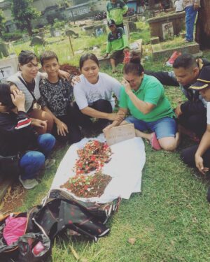 Alenta S. Hombing Instagram - @Mery’s Sidabutar Cemetery (MamaTua aka Kakaknya mama) acara adat mangongkal holi (okkal holi) yaitu memindahkan tulang belulangnya yg sudah berumur 30th kurleb dan dbungkus kain ulos ciri khas batak ke samping makam tulang rusuknya papatua yg terletak di sumatera utara dan dipesta kan disana..penuh perjuangan walau penuh keterbatasan salut utk kaka dan abang save flight..😇😇penuh berkat