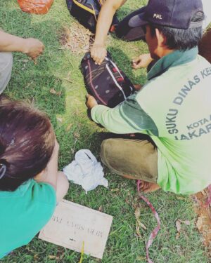 Alenta S. Hombing Instagram - @Mery’s Sidabutar Cemetery (MamaTua aka Kakaknya mama) acara adat mangongkal holi (okkal holi) yaitu memindahkan tulang belulangnya yg sudah berumur 30th kurleb dan dbungkus kain ulos ciri khas batak ke samping makam tulang rusuknya papatua yg terletak di sumatera utara dan dipesta kan disana..penuh perjuangan walau penuh keterbatasan salut utk kaka dan abang save flight..😇😇penuh berkat