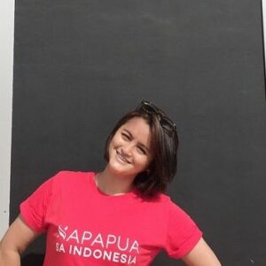 Alenta S. Hombing Instagram - Aku bukan Pesolek apalagi Wayang Golek, Aku terlahir sebagai Pejuang dalam mencari Peluang..artikan semua dg positif maka km akan temukan arti Kesatuan Seutuhnya😊Jauhkan Compare Dekati Prepare, Hidup bukan soal Hitam Putih, Rupawan dan tidak, tapi seberapa Besar Perjuangan dan Peluang yg km ciptakan agar Dunia dapat mengenal Indonesia.. Hidup bukan sekedar Bersolek lalu menuruti semua perkataan org layaknya Wayang Golek Karena hal tsb akan membawamu pada titik Compare yang satu dg lainya, tentu itu akan menjauhkan satu suku dg suku yg lainnya, Tp cobalah dekati kalimat Prepare utk tiap hal yg buruk pasti sedikit bnyk akan berubah karena adanya dampak yang baik selama km kuat jadi orang yang berdampak baik bukan sbaliknya lakukan lah❤️😇🔥i love Indonesia#SAVEPAPUA❤️#maafbarusempatpostingsusahsignal