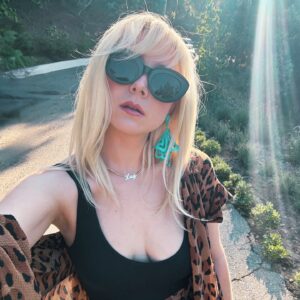 Alessandra Torresani Instagram - …I did my makeup so nice 💄

Comment SHOP below to receive a DM with the link to shop this post on my LTK ⬇