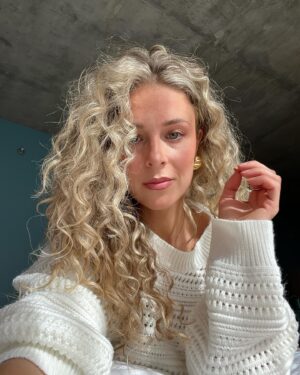 Alex-Anne Aubé-Kubel Instagram - Curly shag 🦁
By the best @colorbyjoannie