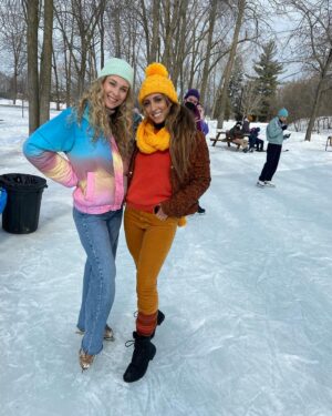 Alex-Anne Aubé-Kubel Instagram - My first American movie🎬
@paramountplus @nickelodeon 

J’ai eu la chance de participer au film “Snow day”. Tellement une belle expérience et une opportunité de rencontrer des artistes incroyables. 

Félicitations également à @hlghlg qui a obtenu une nomination aux Emmy Awards pour sa chorégraphie. 👏

assistant chorégraphe @kristiandalisay @cassie.dalisay @sam.chouinard7 
Directeur: Mickael Lembeck 

Merci @catherineauclair_ 

#nicklodeon #nicklodeonawards #snowday #snowdaymovie #musicalmovie #americanmovie #paramountplus #figureskating #canadianskater #proiceskating #winter