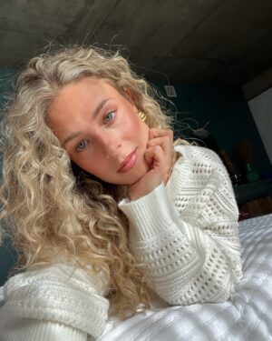 Alex-Anne Aubé-Kubel Instagram - Curly shag 🦁
By the best @colorbyjoannie