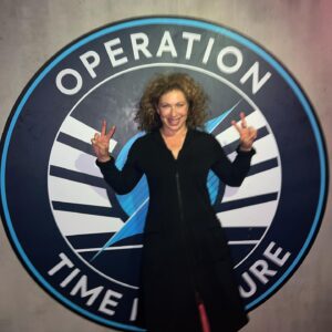 Alex Kingston Instagram - Saved the universe on a thursday just in time for the jubilee. What happened at @dwtimefracture you’ll just have to see for yourself…Spoilers sweetie xx