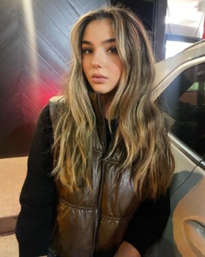 Alexa Nisenson Instagram - h a p p y 🖤 f r i d a y