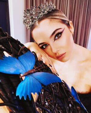 Alexa Nisenson Instagram - H A L L O W E E N 2 0 2 2 PART 1 ♥️♥️♥️ little red • black swan 🖤 🖤🖤🖤
