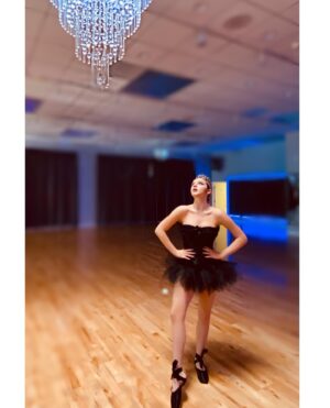 Alexa Nisenson Instagram - H A L L O W E E N 2 0 2 2 PART 1 ♥️♥️♥️ little red • black swan 🖤 🖤🖤🖤