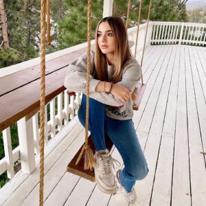 Alexa Nisenson Instagram - lake arrowhead is my fav spot near LA to slow down and just recharge!!! my fav @airbnb ‘s in the area have always been @to_dwell_here • this isn’t an ad • just so in love with their homes and they are literally the nicest ppl ever…so wanted to share!! I stayed at their pacific palisades house this trip and as u can see the entire house is literally perfection but also…no shortage of photo op spots here which you know I love!! #lakearrowhead #lakelife
