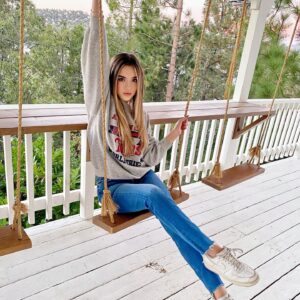 Alexa Nisenson Instagram - lake arrowhead is my fav spot near LA to slow down and just recharge!!! my fav @airbnb ‘s in the area have always been @to_dwell_here • this isn’t an ad • just so in love with their homes and they are literally the nicest ppl ever…so wanted to share!! I stayed at their pacific palisades house this trip and as u can see the entire house is literally perfection but also…no shortage of photo op spots here which you know I love!! #lakearrowhead #lakelife